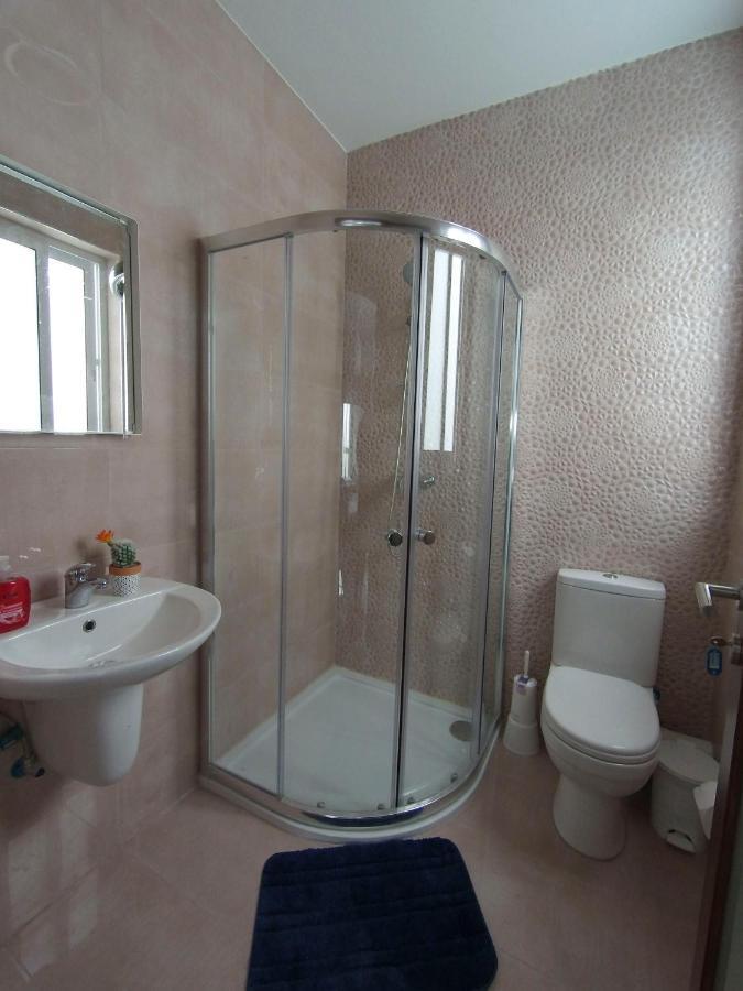 F7 2, Private Bedroom Two Single Beds Shared Bathroom In Shared Flat